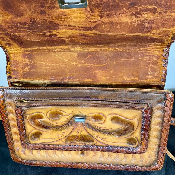 Vintage Hand Tooled, Mexican Leather Purse in Fair Condition, Priced to Sell, - Picture 5 of 12
